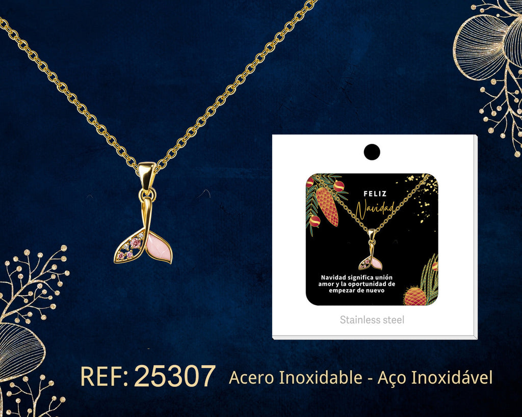 Collar dorado con colgante de dos formas rosas junto a su tarjeta de regalo, sobre fondo oscuro.