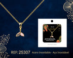Collar dorado con colgante de dos formas rosas junto a su tarjeta de regalo, sobre fondo oscuro.