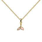 Collar dorado con colgante de dos formas rosas, vista frontal sobre fondo blanco.