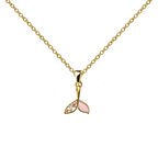 Collar dorado con colgante de dos formas rosas, con dos adornos curvos, sobre fondo blanco.