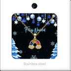 Collar dorado de arcoíris con nubes, presentado en tarjeta navideña.
