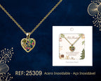 Collar dorado de corazón multicolor junto a su tarjeta de regalo, sobre fondo oscuro.