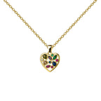 Collar dorado de corazón multicolor, vista frontal sobre fondo blanco.