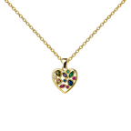 Collar dorado de corazón multicolor, con detalles rosas, azules y amarillos, sobre fondo blanco.
