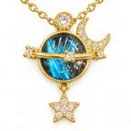 Detalle del colgante: collar de planeta azul con luna y estrella.