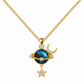 Collar de planeta azul con luna y estrella, con anillo de tono dorado, sobre fondo blanco.