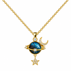 Collar de planeta azul con luna y estrella, con anillo de tono dorado, sobre fondo blanco.