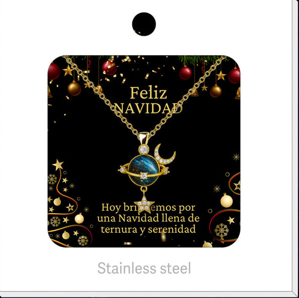 Collar de planeta azul con luna y estrella, presentado en tarjeta navideña.