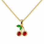 Collar dorado de cerezas rojas y hojas verdes, con dos cerezas y dos hojas, sobre fondo blanco.