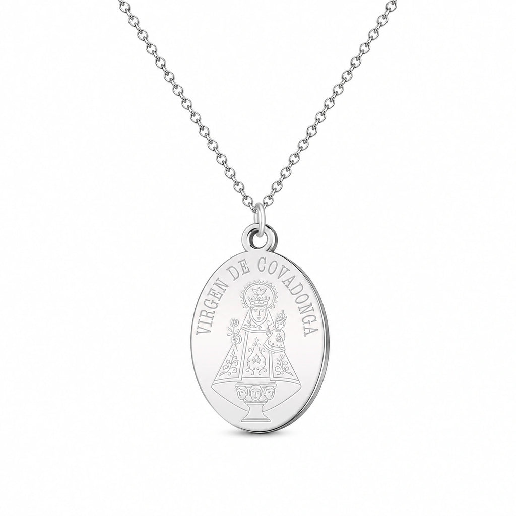 Colgante Medalla Virgen de Covadonga en Acero Inoxidable sobre fondo blanco