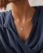 Collar de cara de osito con circonitas — Plateado. Propuesta de combinación y uso, SKU 25376.