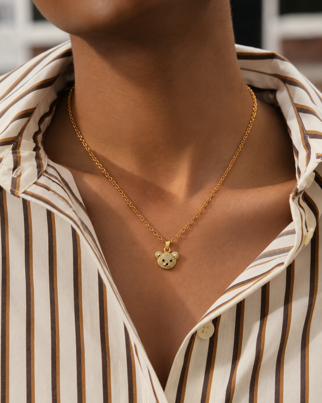 Collar de cara de osito con circonitas — Dorado. Propuesta de combinación y uso, SKU 25377.