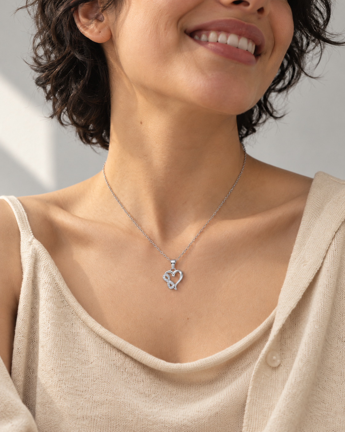 Collar plateado de corazón entrelazado — Plateado. Propuesta de combinación y uso, SKU 25382.
