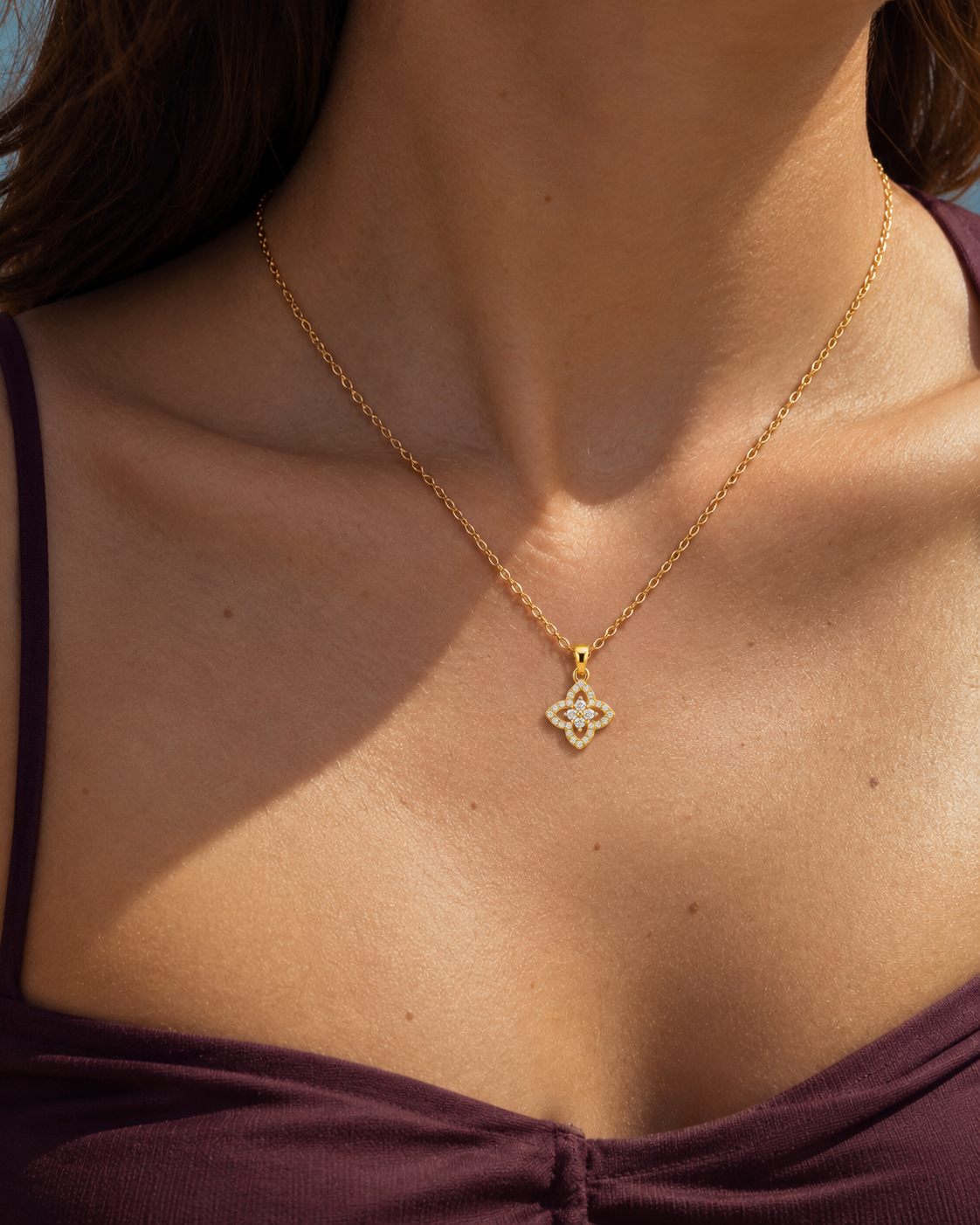 Collar de flor calada dorada — Dorado. Propuesta de combinación y uso, SKU 25383.