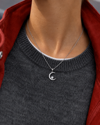 Collar plateado de luna y estrella — Plateado. Propuesta de combinación y uso, SKU 25387.