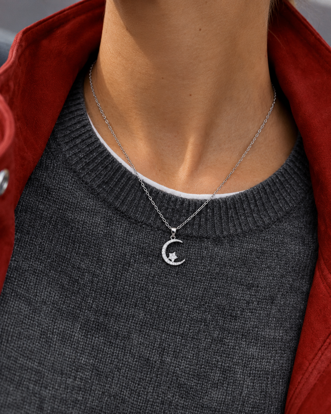 Collar plateado de luna y estrella — Plateado. Propuesta de combinación y uso, SKU 25387.