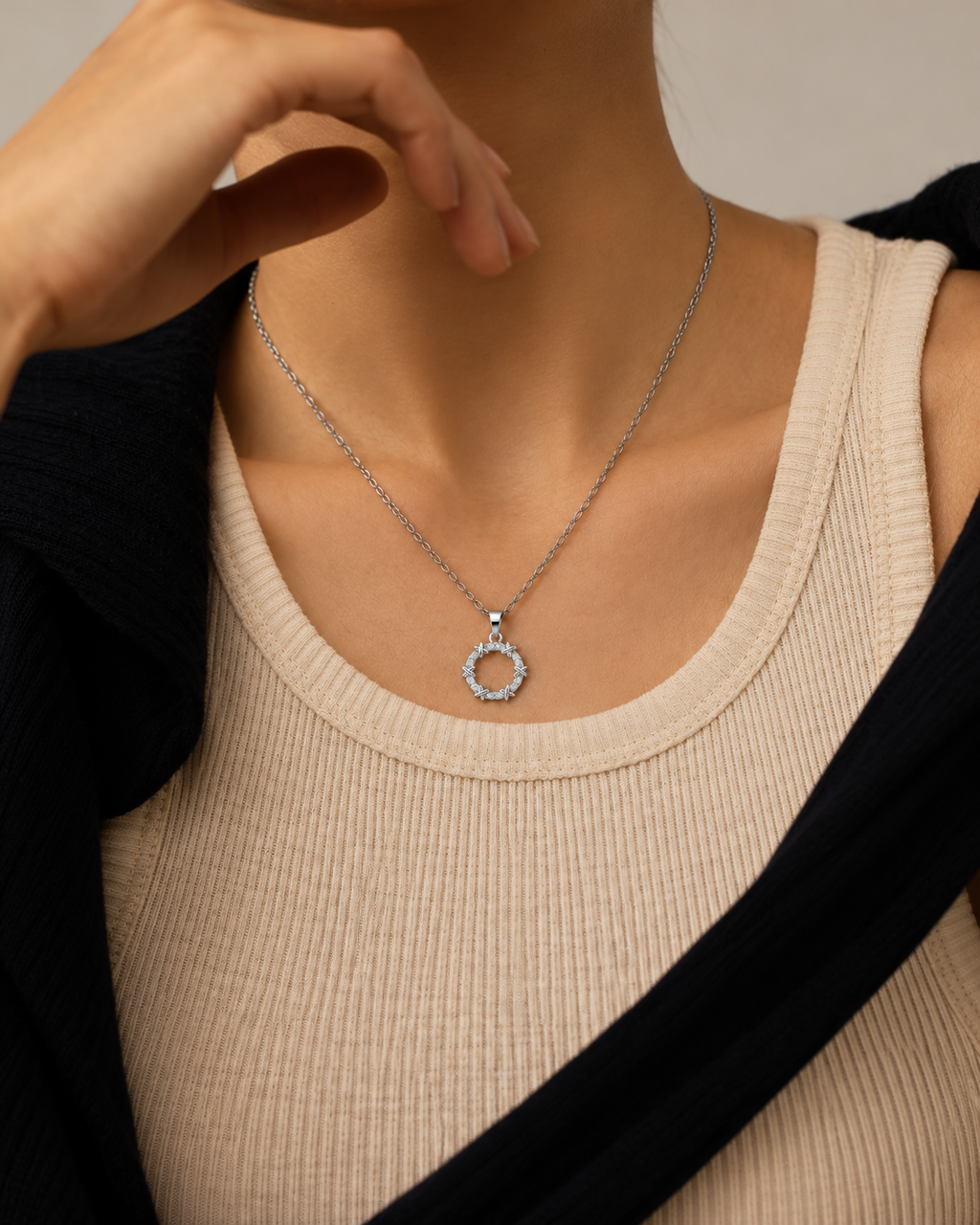Collar de círculo de mariposas — Plateado. Propuesta de combinación y uso, SKU 25388.