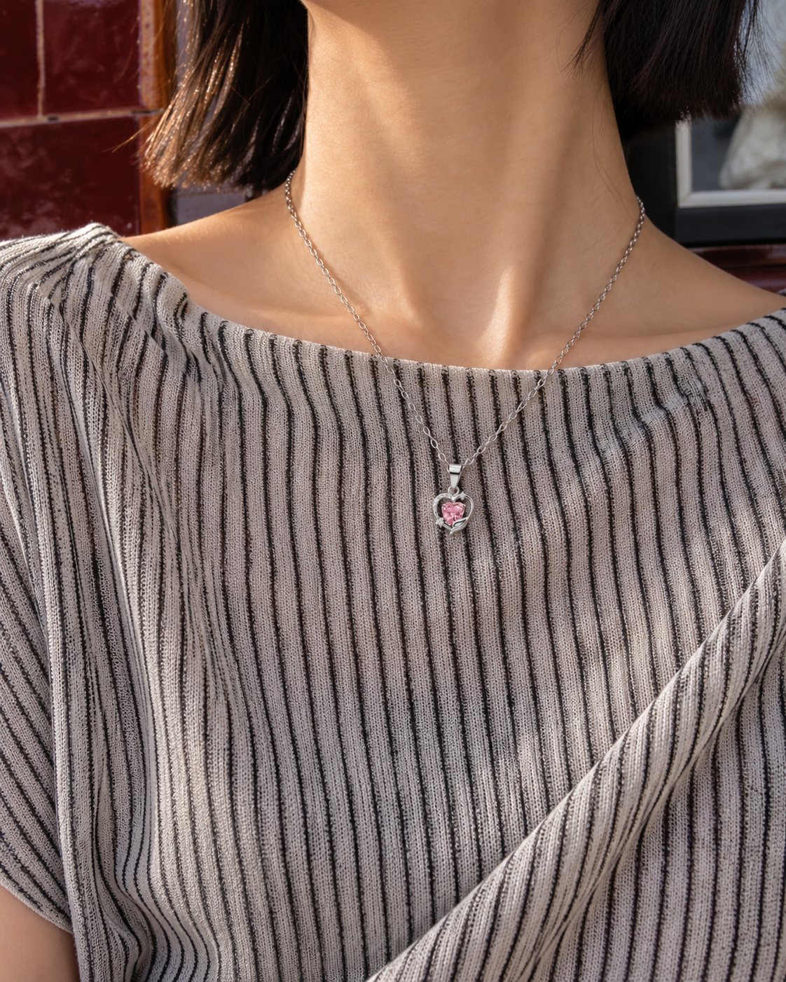 Collar de corazón rosa con doble contorno — Plateado / Rosa. Propuesta de combinación y uso, SKU 25389.