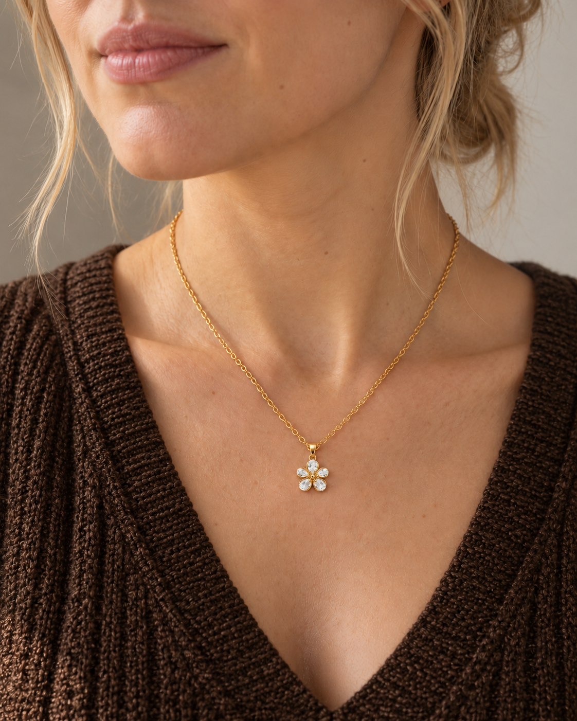 Collar dorado de flor de cinco pétalos — Dorado. Propuesta de combinación y uso, SKU 25390.
