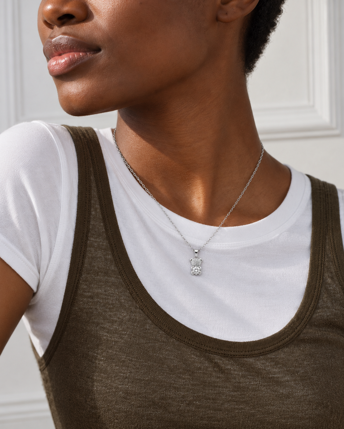 Collar de osito con circonita redonda — Plateado. Propuesta de combinación y uso, SKU 25394.