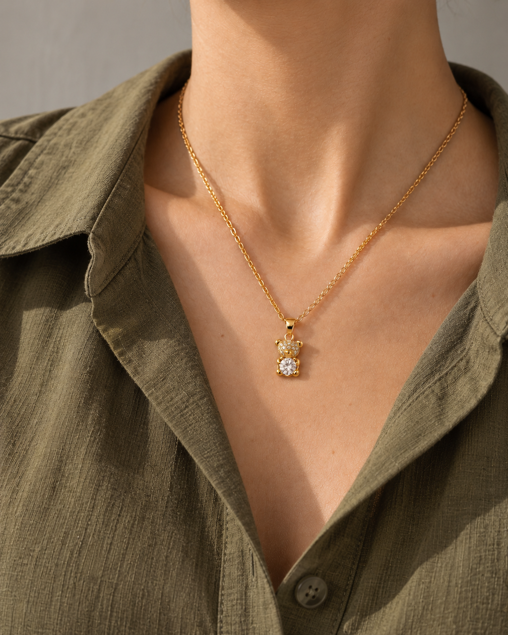 Collar de osito con circonita redonda — Dorado. Propuesta de combinación y uso, SKU 25395.