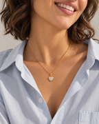 Collar de corazón dorado con circonitas — Dorado. Propuesta de combinación y uso, SKU 25398.