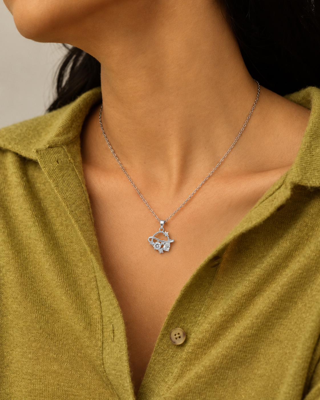 Collar plateado de planeta y estrellas — Plateado. Propuesta de combinación y uso, SKU 25401.