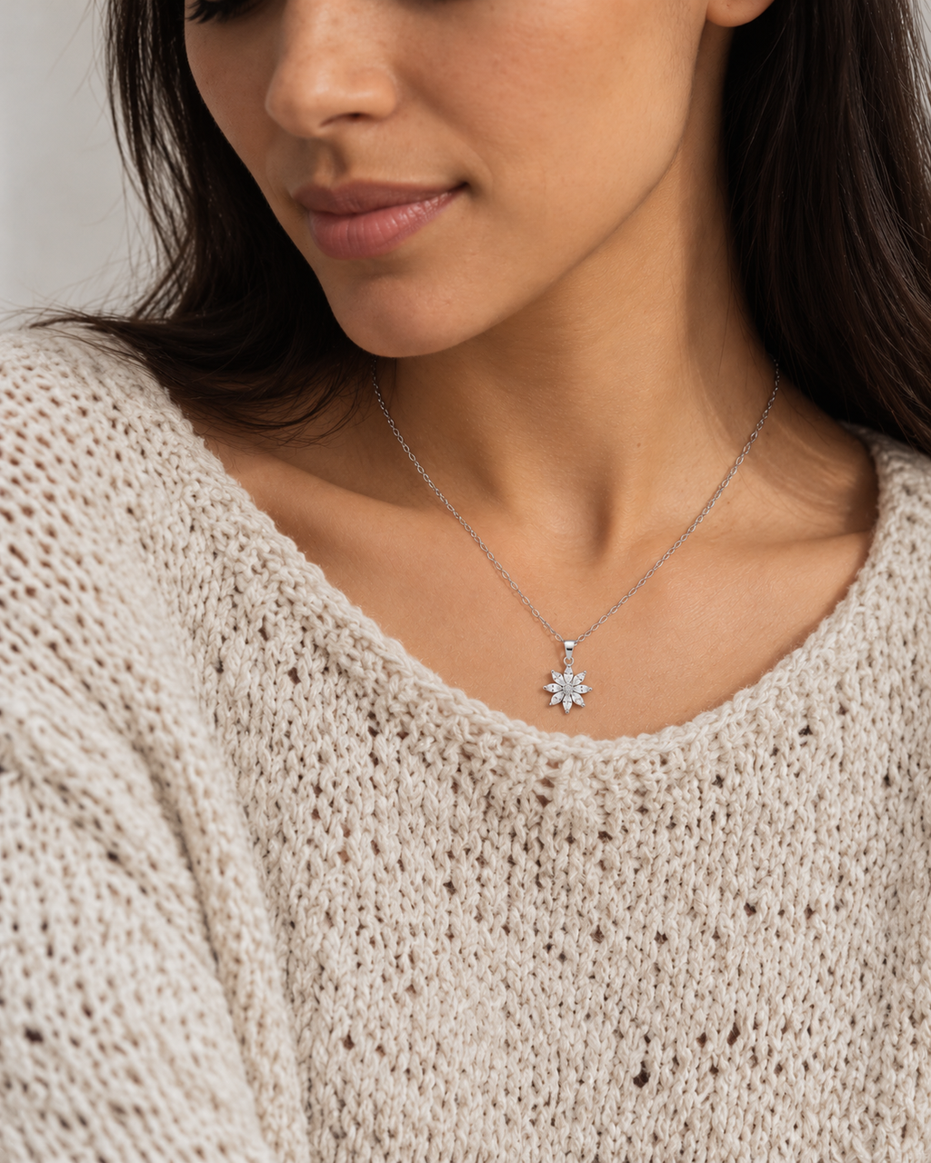 Collar de roseta plateada con circonitas — Plateado. Propuesta de combinación y uso, SKU 25402.