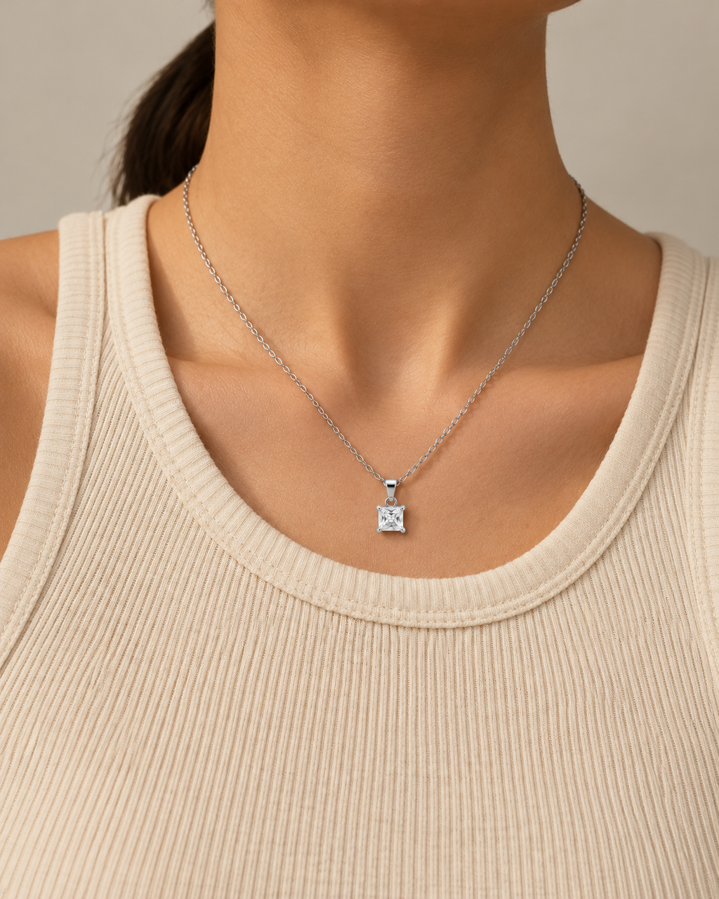 Collar plateado con circonita transparente — Plateado / Cuadrado. Propuesta de combinación y uso, SKU 25404.