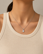 Collar plateado con circonita transparente — Plateado / Cuadrado. Propuesta de combinación y uso, SKU 25404.