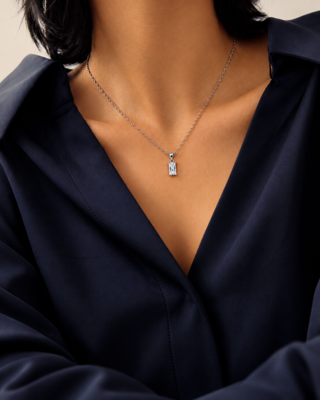 Collar plateado con circonita transparente — Plateado / Rectangular. Propuesta de combinación y uso, SKU 25407.