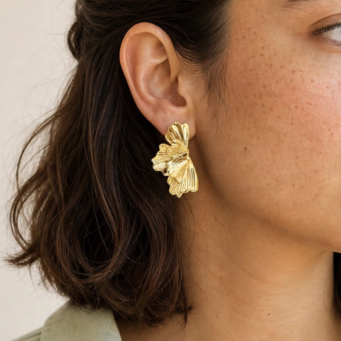 Pendientes Flor de Pétalos Dorados - pendiente puesto en oreja