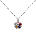 Collar de flor multicolor con circonitas, con pétalos de distintos colores, sobre fondo blanco.