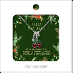 Collar de cerezas rojas, presentado en tarjeta navideña.