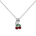Collar de cerezas rojas, con hojas verdes, sobre fondo blanco.
