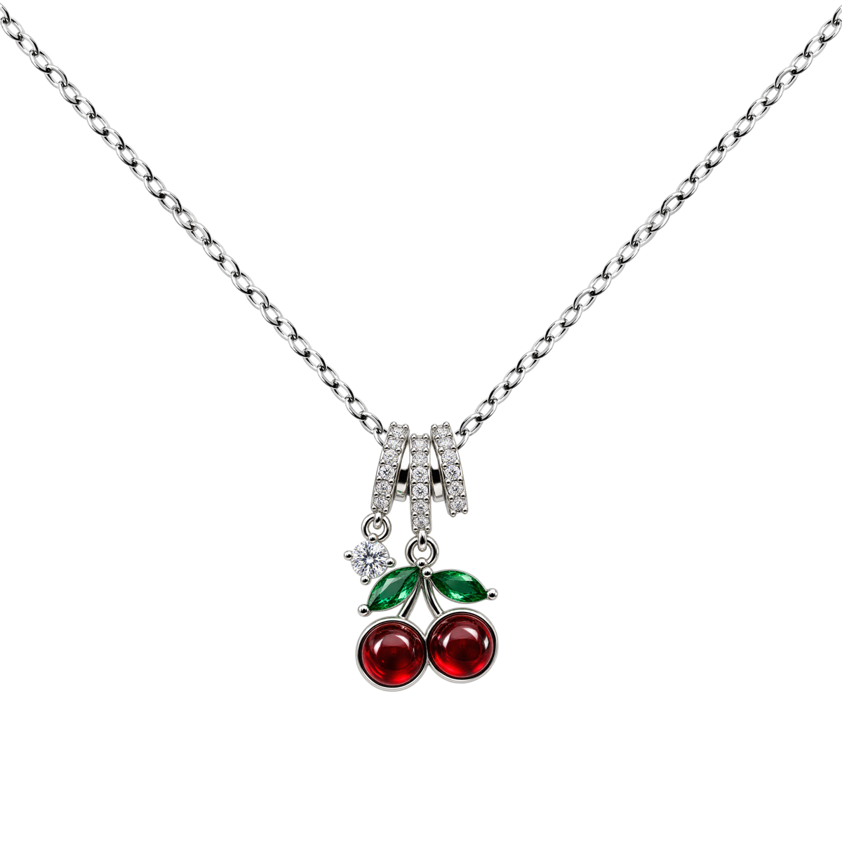 Collar de cerezas rojas, con hojas verdes, sobre fondo blanco.