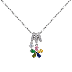 Collar de flor con circonitas de colores, con detalles rosas, verdes, amarillos y azules, sobre fondo blanco.