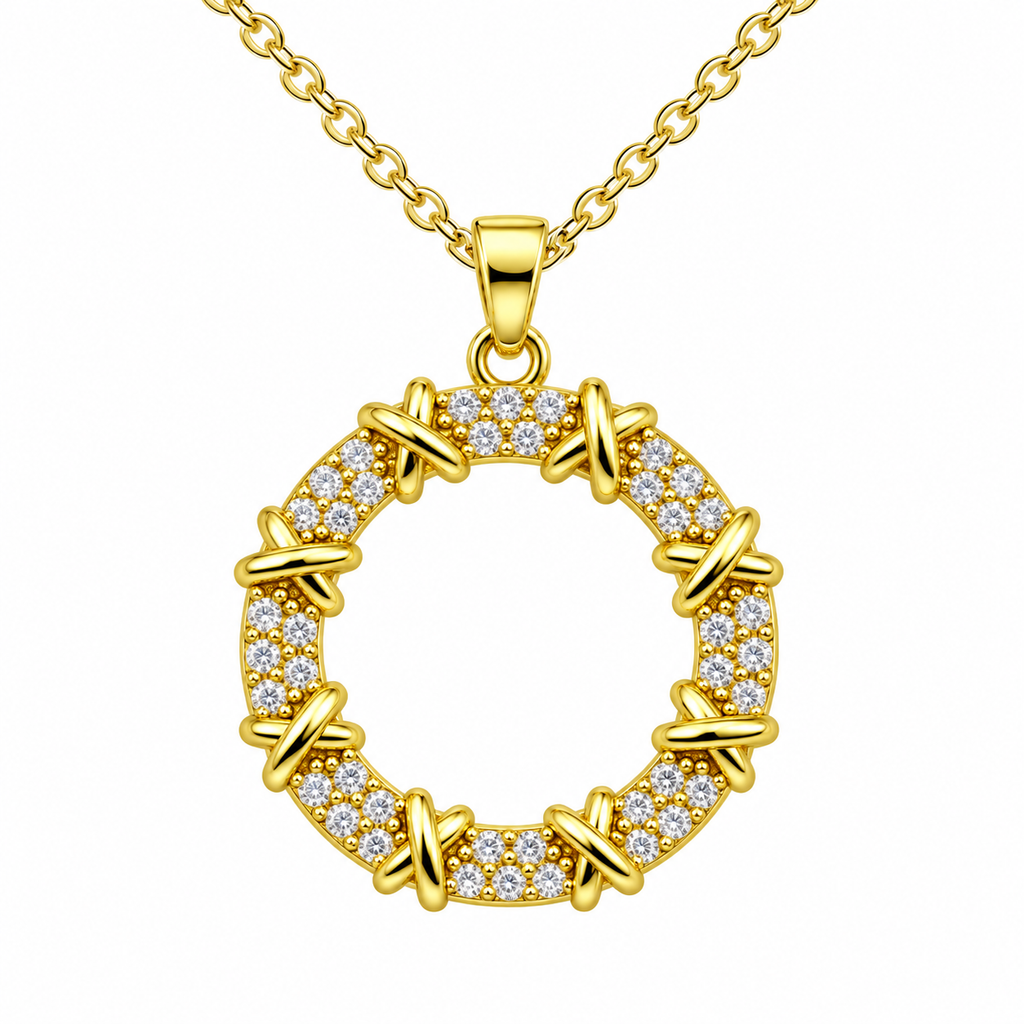 Collar de círculo dorado con circonitas, primer plano de los detalles.