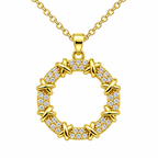 Collar de círculo dorado con circonitas, primer plano de los detalles.