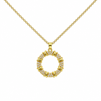 Collar de círculo dorado con circonitas, vista frontal sobre fondo blanco.