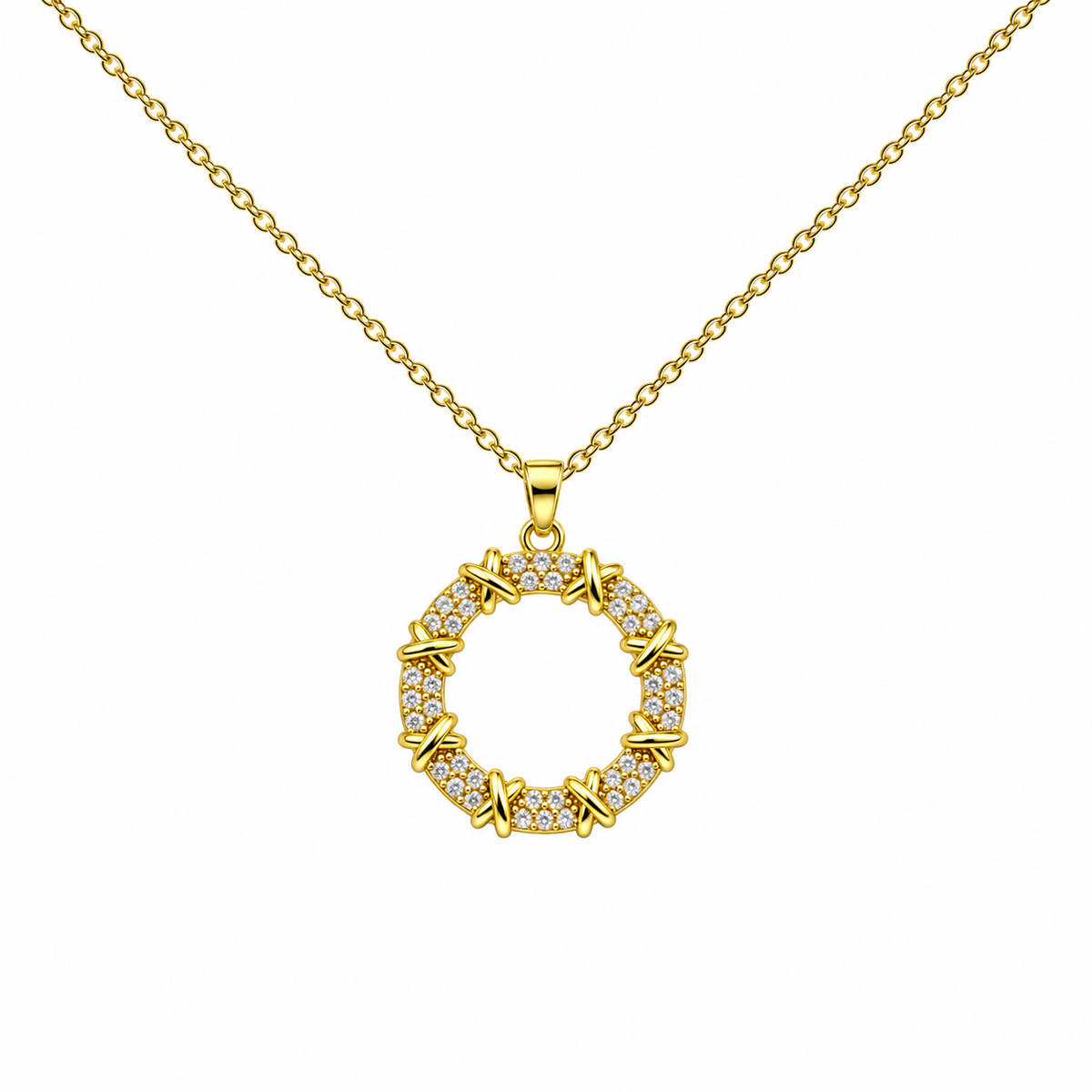 Collar de círculo dorado con circonitas, vista frontal sobre fondo blanco.