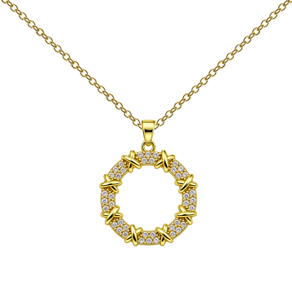 Collar de círculo dorado con circonitas, con grupos de circonitas alrededor del aro, sobre fondo blanco.