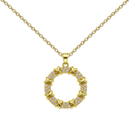 Collar de círculo dorado con circonitas, con grupos de circonitas alrededor del aro, sobre fondo blanco.