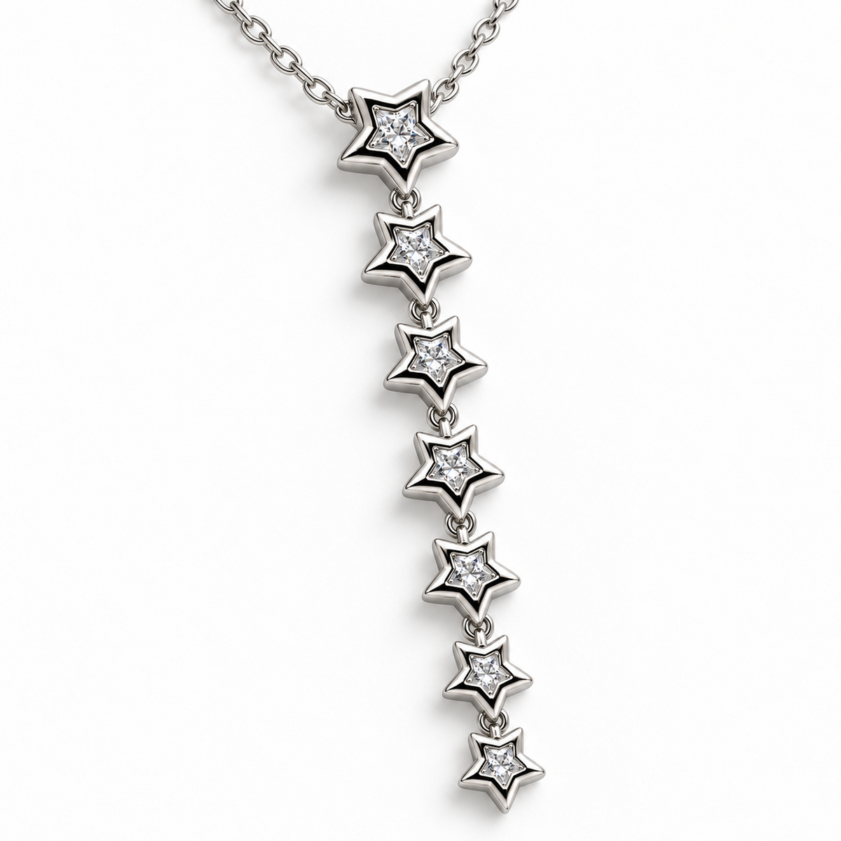 Collar de estrellas colgantes, detalle sobre una superficie blanca.