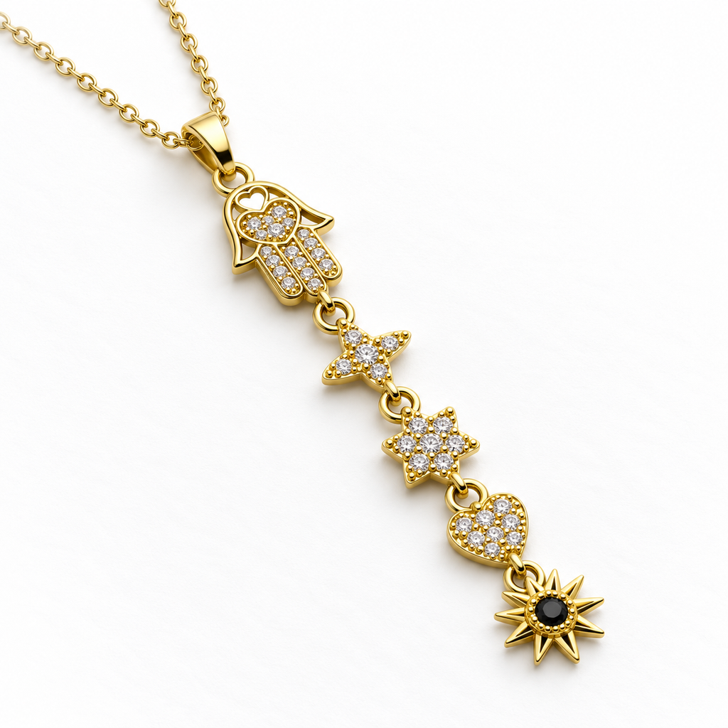 Collar dorado de mano de Fátima y motivos colgantes, detalle sobre una superficie blanca.
