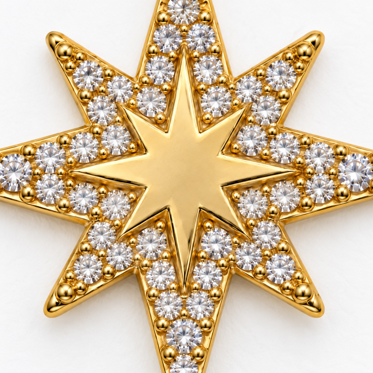 Detalle del colgante: collar de estrella dorada de ocho puntas.