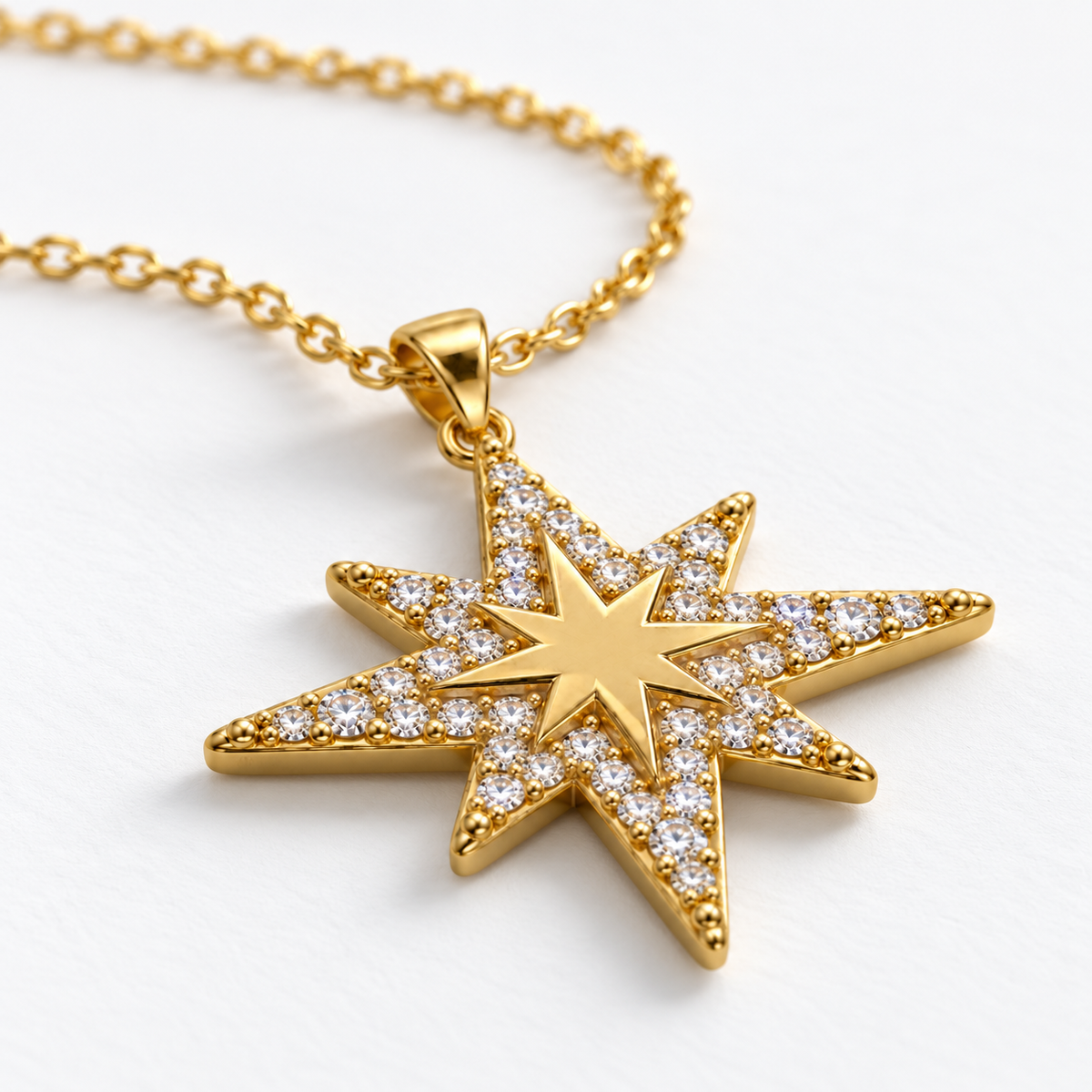 Collar de estrella dorada de ocho puntas, vista en ángulo sobre fondo blanco.