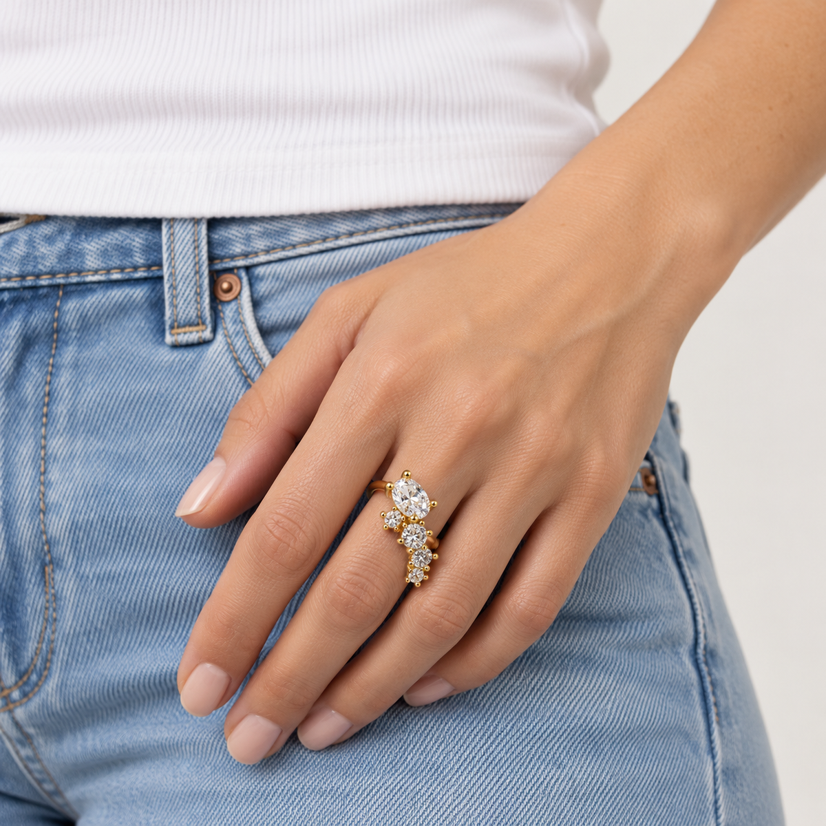 Anillo ajustable dorado de centro oval y detalles redondos — combinación con ropa; imagen ilustrativa generada con IA, escala no verificada.