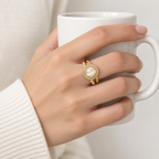 Anillo ajustable dorado de centro blanco con halo — gesto cotidiano; imagen ilustrativa generada con IA, escala no verificada.