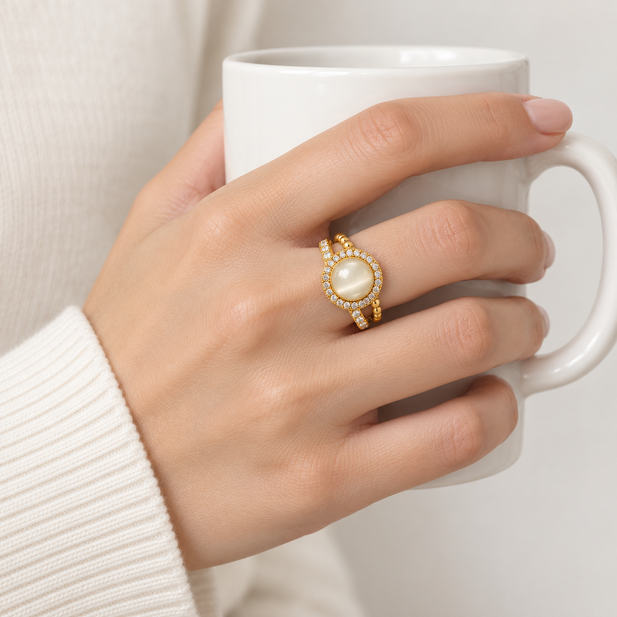 Anillo ajustable dorado de centro blanco con halo — gesto cotidiano; imagen ilustrativa generada con IA, escala no verificada.